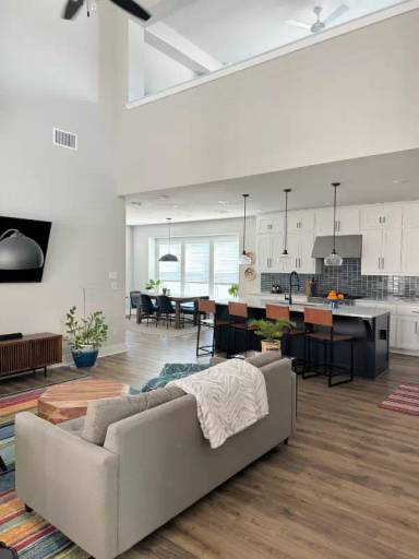 Main picture of 2400 Elm Pl