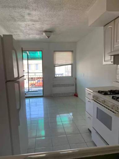 Main picture of 141 Bay 47th St
