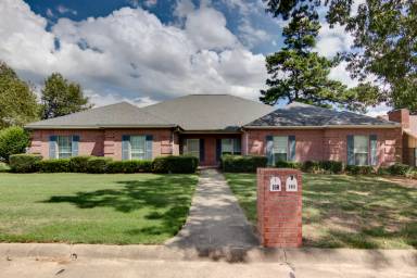 Main picture of 16 Fernwood Dr