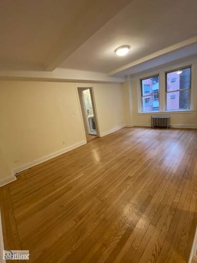 Main picture of 25 E 10th St