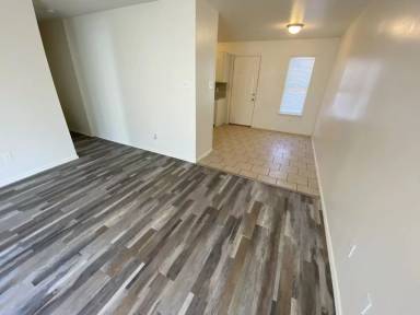 Main picture of 513 E Queens St