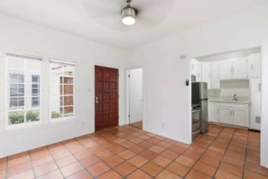 Main picture of 979 S Ardmore Ave