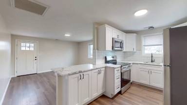 Main picture of 569 Center St
