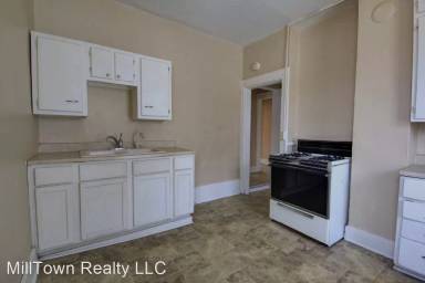 Main picture of 220 E 17th St