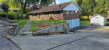 Main picture of 1801 Oakwood Dr