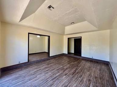 Main picture of 100 Crawford Ct