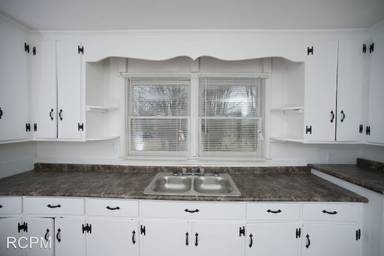 Main picture of 211 10th Ave NW