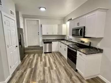 Main picture of 930 S Broadway Ave