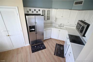 Main picture of 6422 Collins Ave
