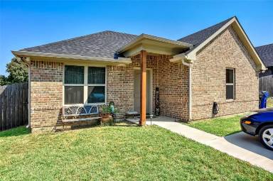 Main picture of 409 E Maple Row