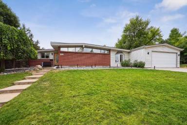 Main picture of 5944 S Milwaukee Way
