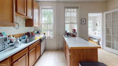 Main picture of 46 Waverly St