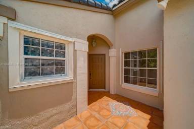 Main picture of 18113 NW 19th St