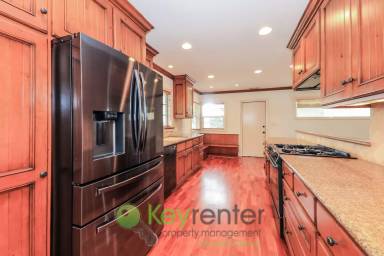 Main picture of 577 N Pine St