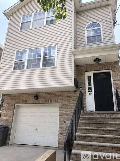 Main picture of 16 Halleck St
