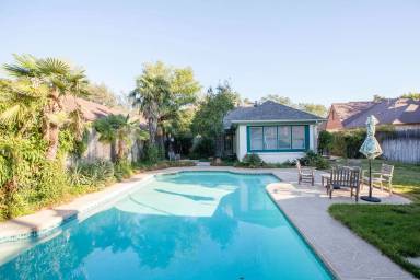 Main picture of 4537 N Versailles Ave