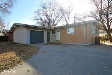 Main picture of 8757 Grand Ave