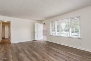 Main picture of 402 Crockett Ln