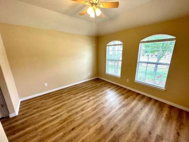 Main picture of 221 Creekwood Dr