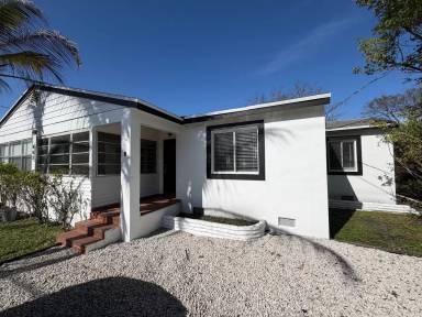 Main picture of 903 SW 15th Ave