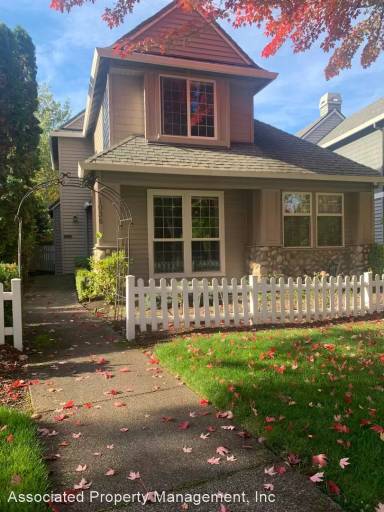 Main picture of 1036 NE Parks Edge Cir
