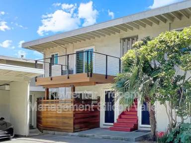 Main picture of 923 Ravenscourt Ave