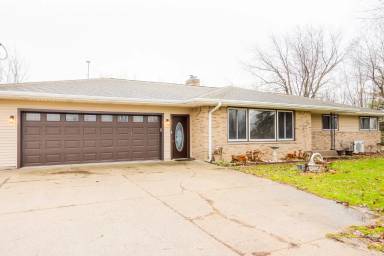 Main picture of 4874 E Grand River Ave