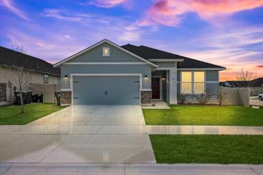 Main picture of 1539 W Crooked River Dr