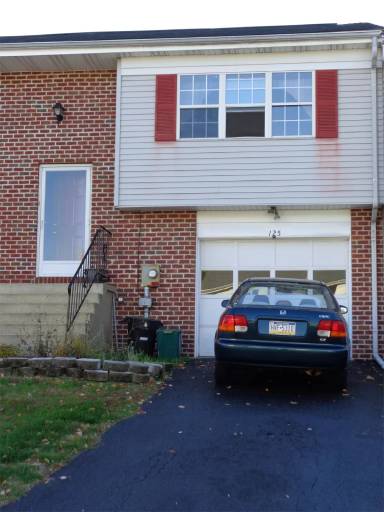 Main picture of 125 Pickwick Pl