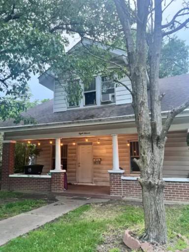 Main picture of 811 Perry Ave