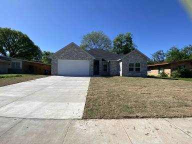 Main picture of 2000 Skylark Dr