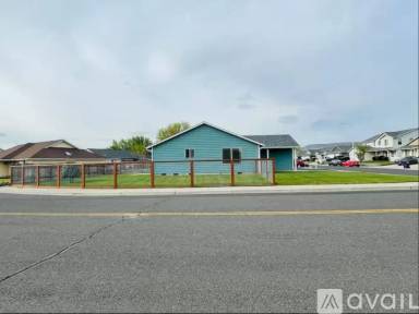 Main picture of 102 N Centennial St