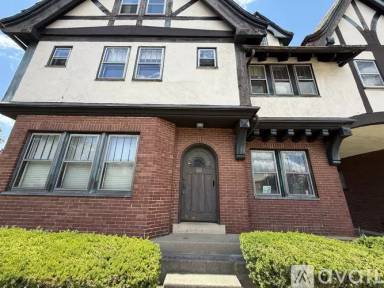 Main picture of 98 Mount Auburn St