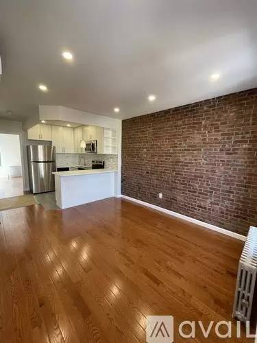 Main picture of 319 E Houston St