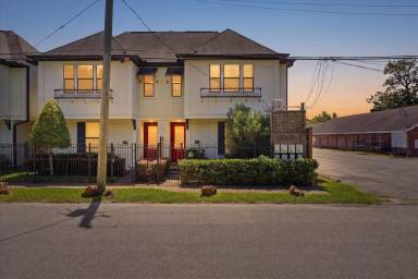 Main picture of 2305 Bastrop St