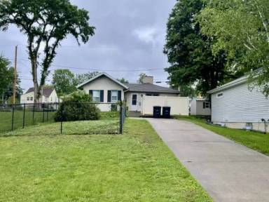 Main picture of 6066 Charles St
