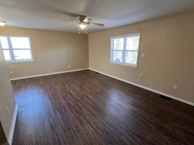 Main picture of 900 W 16th St