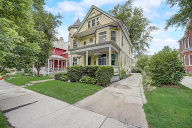 Main picture of 2719 N Hackett Ave