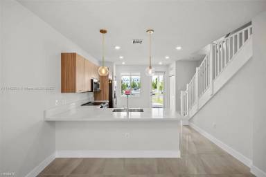 Main picture of 10295 NW 64th Ter