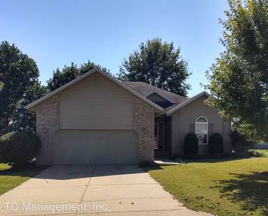 Main picture of 912 W Turnberry Blvd