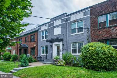 Main picture of 709 Jackson St NE