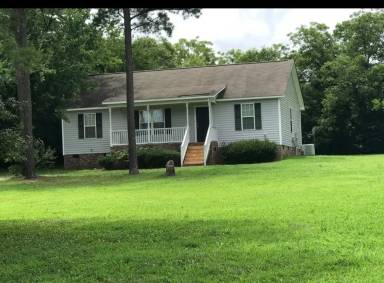 Main picture of 104 Lakeside Dr