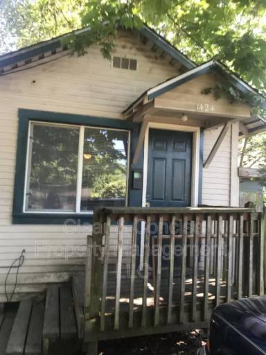 Main picture of 1424 W 10th Aly