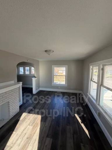 Main picture of 400 Spencer St