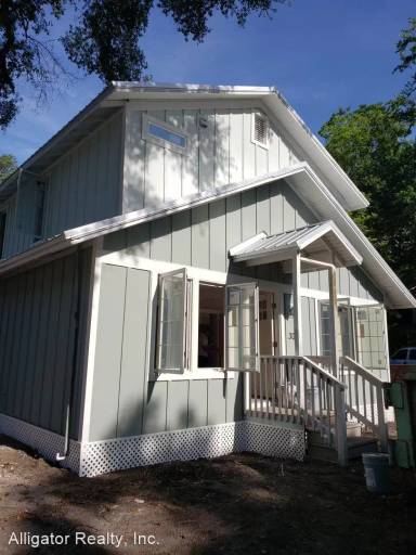 Main picture of 302 NW 7th Ter
