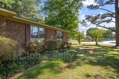 Main picture of 16 Parkwood Cir