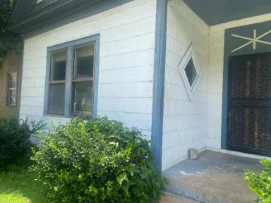Main picture of 913 N 3rd St