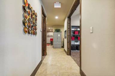 Main picture of 2101 Kirkwood Blvd