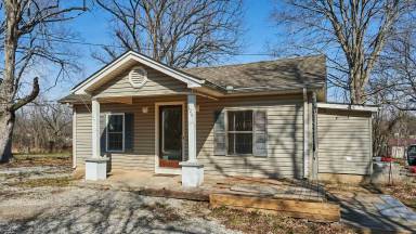 Main picture of 124 Railroad St