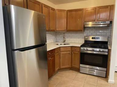 Main picture of 1637 Hering Ave